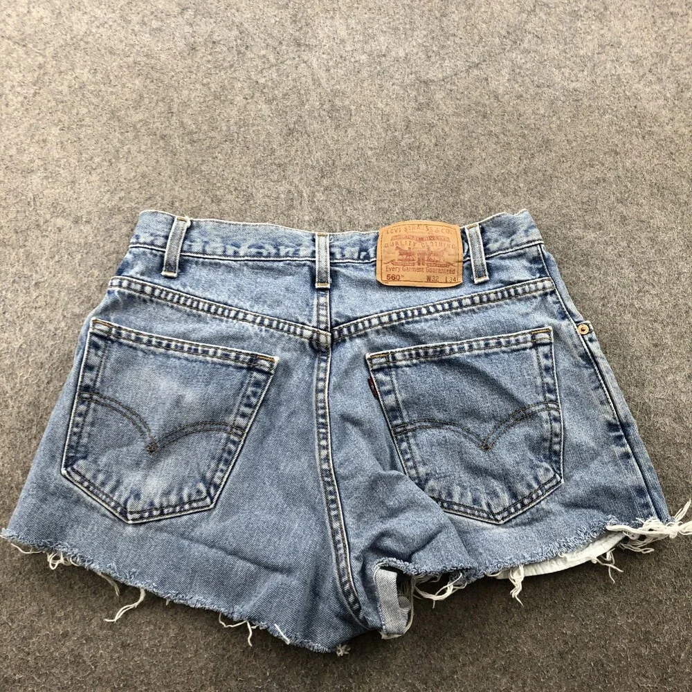 Vintage Levis Shorts Womens 32 Loose Light Wash Denim Cut Off Custom - Picture 6 of 8
